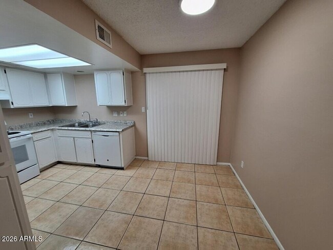 Building Photo - 1449 E Knoll Cir