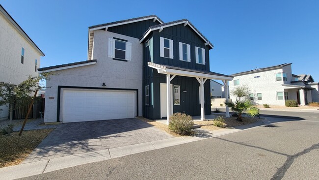 Building Photo - Like new home in convenient Goodyear locat...