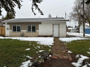 Building Photo - Cozy 2-Bedroom Home with Pet-Friendly Living