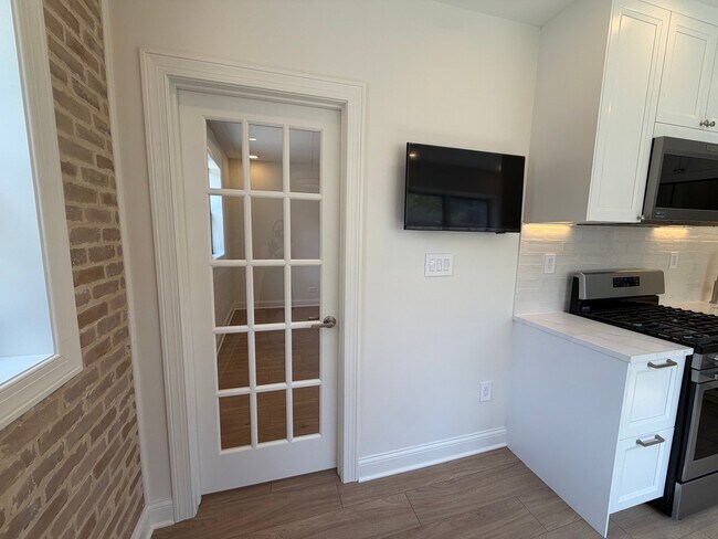 Building Photo - 5016 N Lawndale Ave