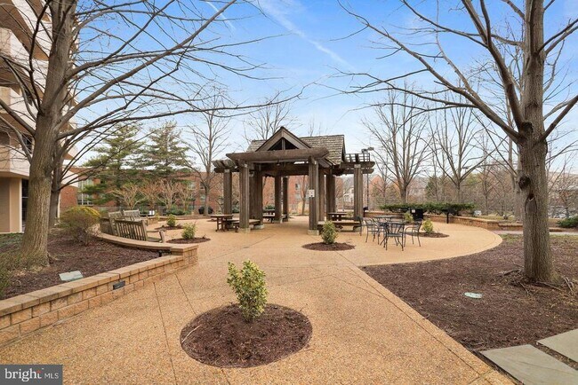 Building Photo - 4141 Henderson Rd