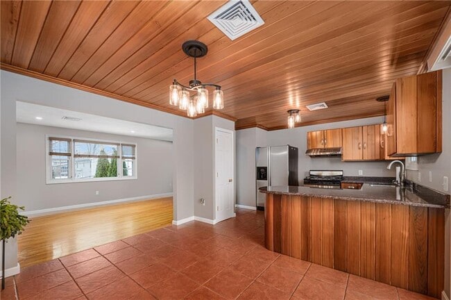 Building Photo - 190 Gladstone St