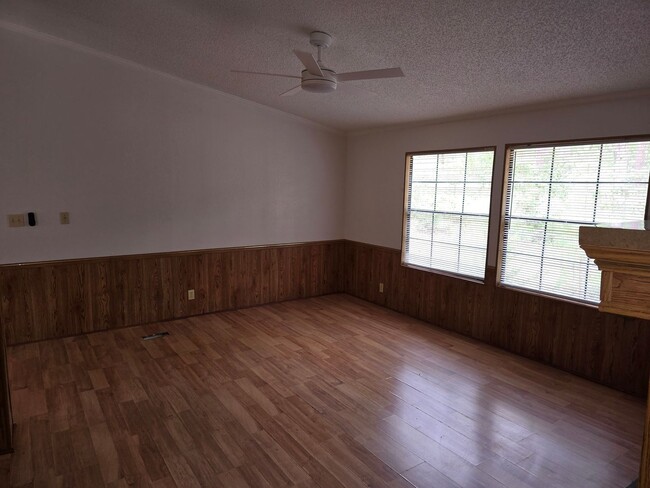 Building Photo - Privacy in the country!