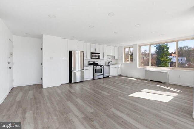 Building Photo - 4000 Tunlaw Rd NW