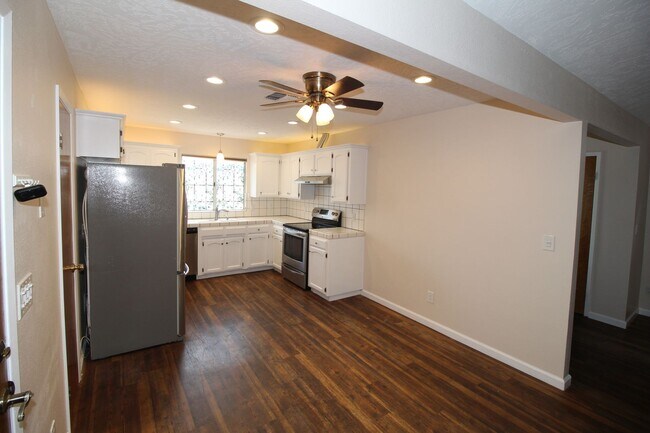 Building Photo - Cute NE Fresno Home near SHopping, Schools and Resturants