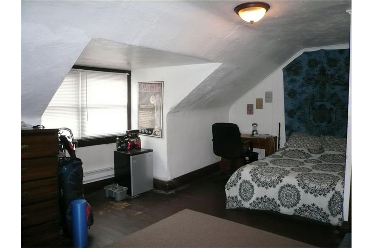 Building Photo - 154 Robinson St