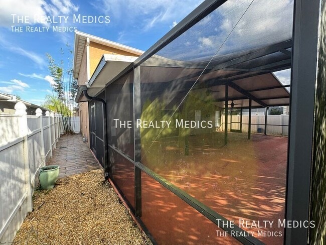 Building Photo - 1328 Karok St