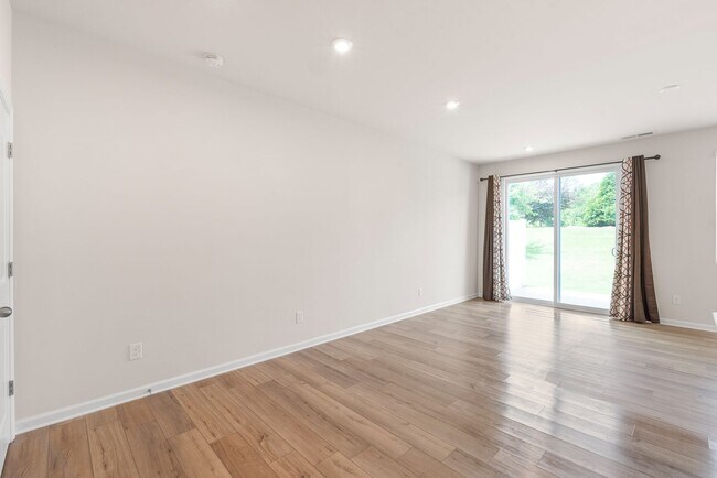 Building Photo - Like-New Townhome in Pristine, Move-In Ready Condition