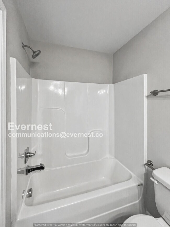 Building Photo - Limited Time Special Offer / 2 Bed/2.5 Bath Townhome with Off-Street Parking / Pet-Friendly / Ava...