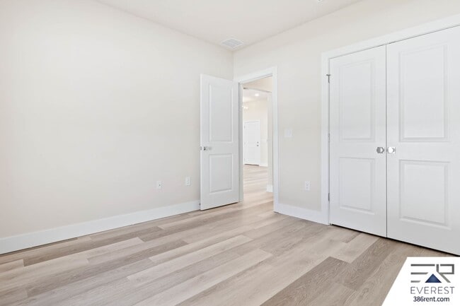 Building Photo - FULLY FENCED, UPGRADED 3/2/2 IN DESIRABLE PINE GROVE