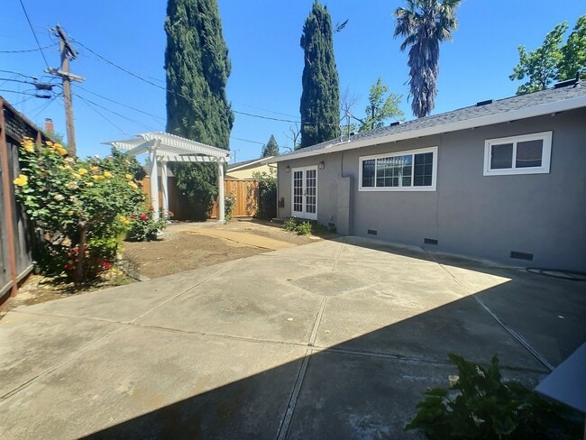 Building Photo - Spacious 4 Bed/ 2 Bath House in the Quiet ...