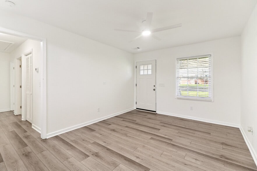 Building Photo - 839 Commodore Dr NW