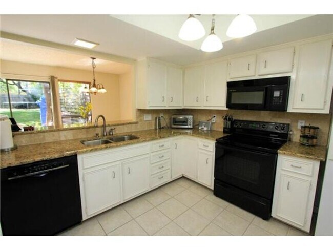Building Photo - 8113 Baywood Dr
