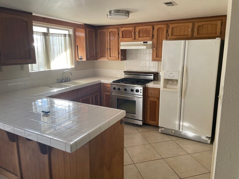 Building Photo - 273 Date Ave