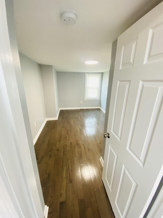 Building Photo - 1304 Sargeant St