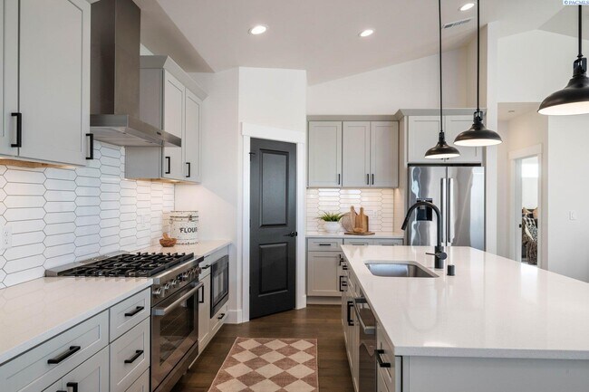 Building Photo - Generational suite w/separate entrance!