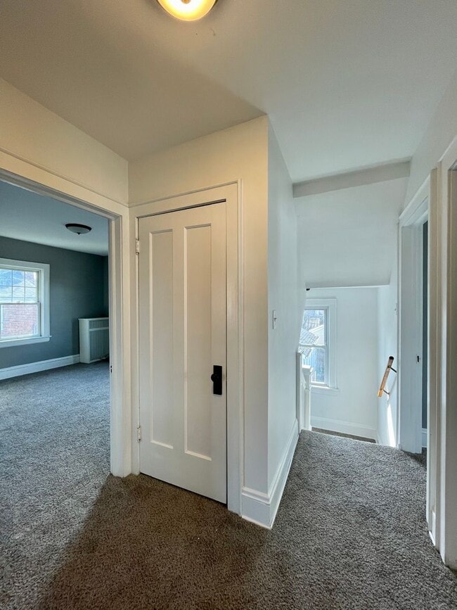 Building Photo - Single Family House 4-Bedroom, 2-Bath For ...