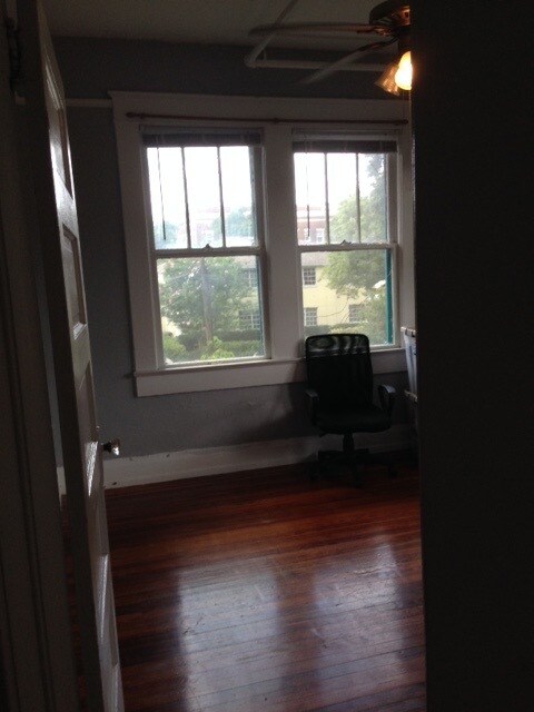 Building Photo - 2100 W Dekle Ave