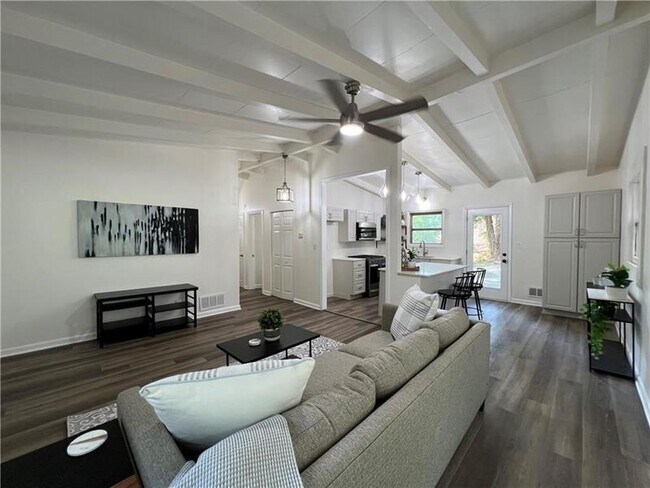 Building Photo - 2956 Monterey Dr