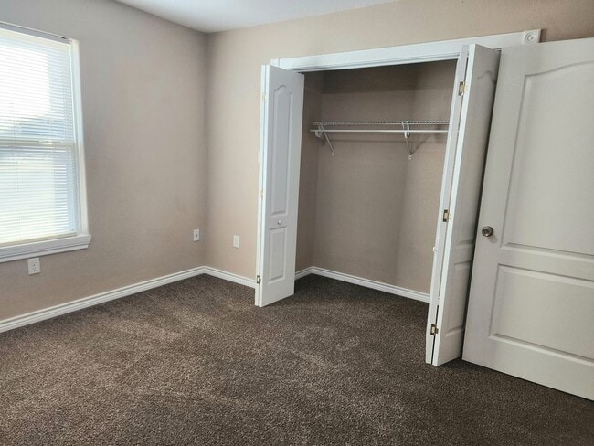 Building Photo - 412 W University Dr