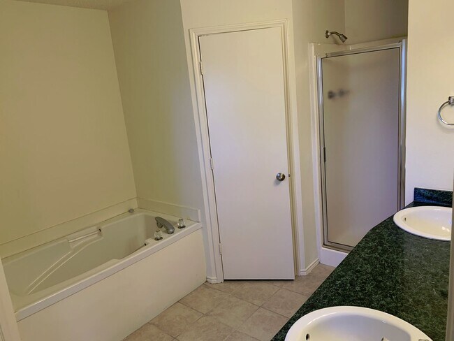 Building Photo - Single Family Home *LEASING SPECIAL AVAILA...