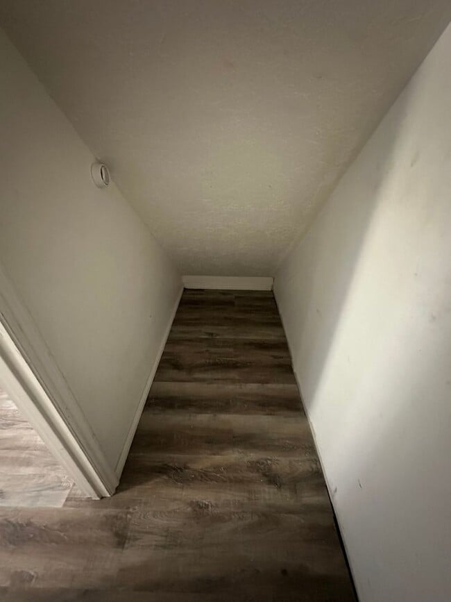 Building Photo - BEAUIFUL TOWNHOME!!!