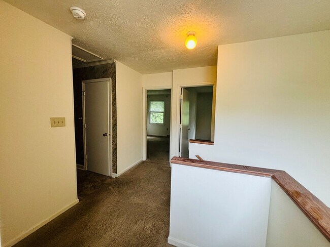 Building Photo - 611 Green St