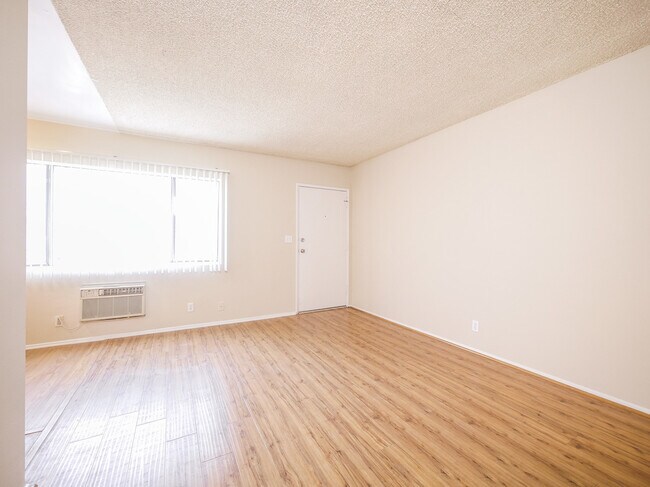 Interior Photo - 6944-6954 Coldwater Canyon Ave