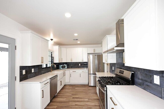 Building Photo - 716 W 11th St