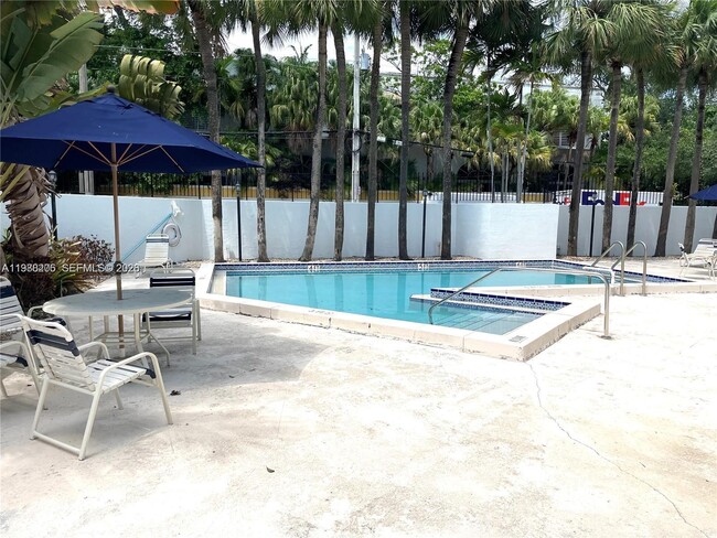 Building Photo - 2715 Tigertail Ave