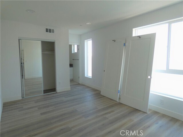 Building Photo - 2044 S Burnside Ave