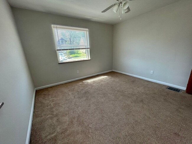 Building Photo - Adorable 3 bedroom 1 bath with garage
