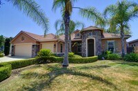 Building Photo - Immaculate Home off of Shepherd & Locan