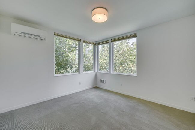Building Photo - Beautiful 3 bedroom townhome in Leschi!