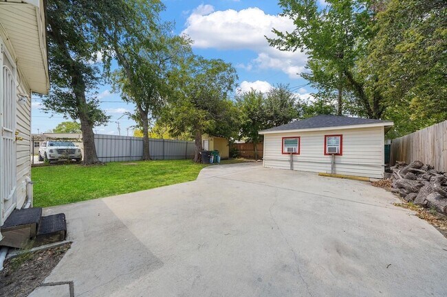 Building Photo - 8041 Howard Dr