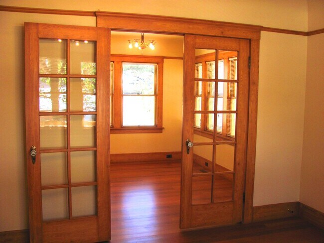 Building Photo - Vintage Arts & Crafts style, fully-remodeled, 2-bedroom, 1 bath house within walking distance to ...