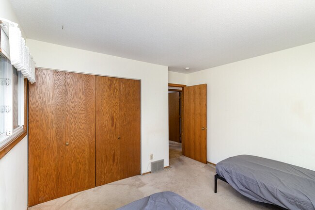 Furnished 2nd Bedroom - 3937 Pumice Ct