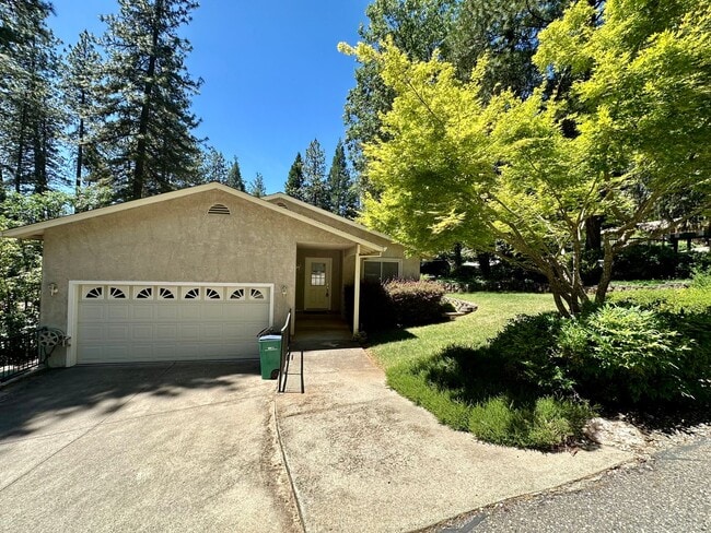 Building Photo - Adorable 3 Bedroom 2 Bathroom Home Just Minutes to Downtown Grass Valley