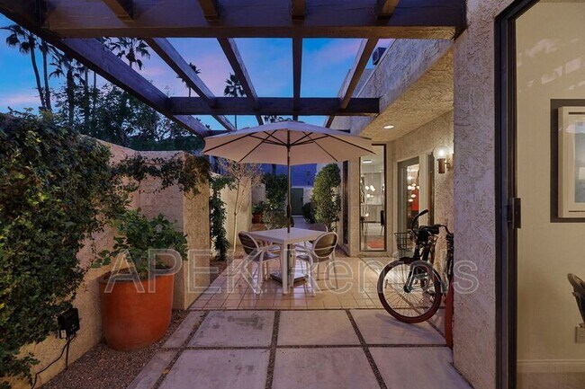 Building Photo - 1317 E Amado Rd