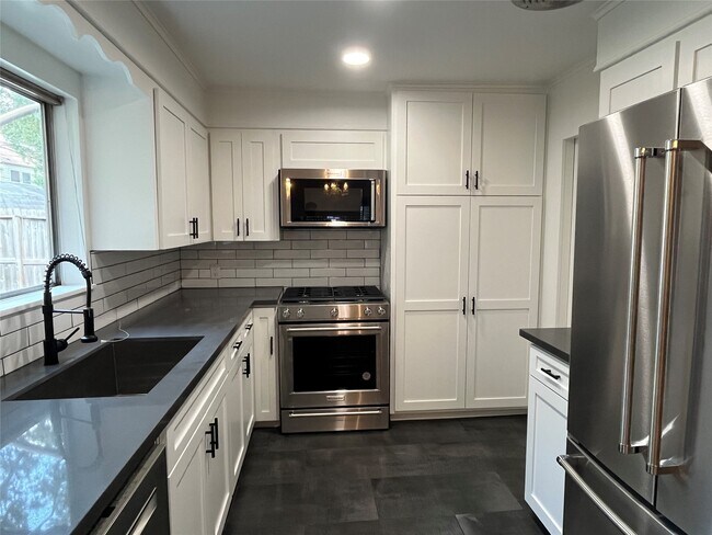 Building Photo - 1327 Moorhead Dr