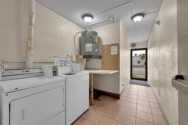 Building Photo - 2624 NE 32nd St