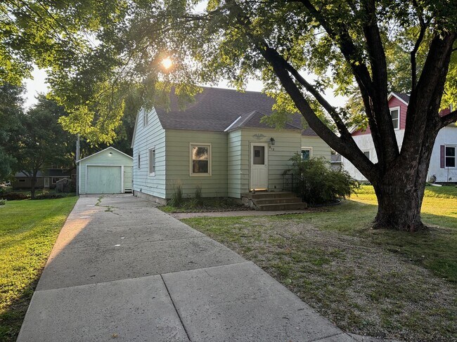 Building Photo - 812-811 11th Ave