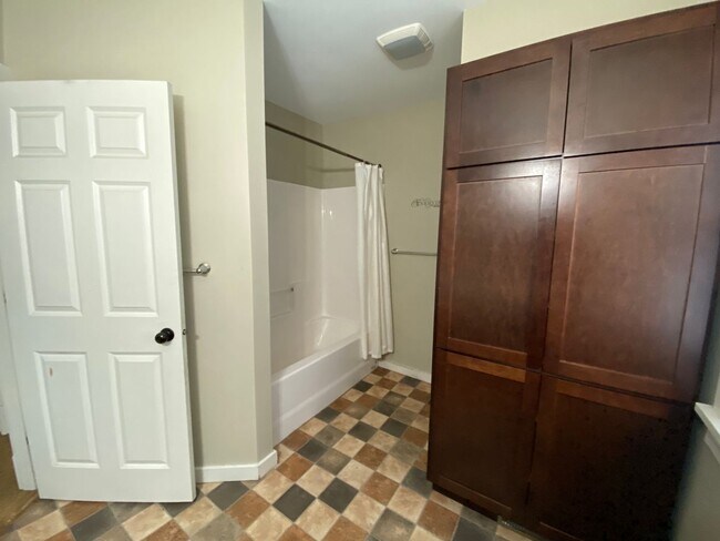 Building Photo - 923 Russel St - 3/Bed 1.5/Bath located in the Edison neighborhood