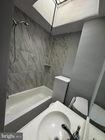 Building Photo - 841 Bridge St