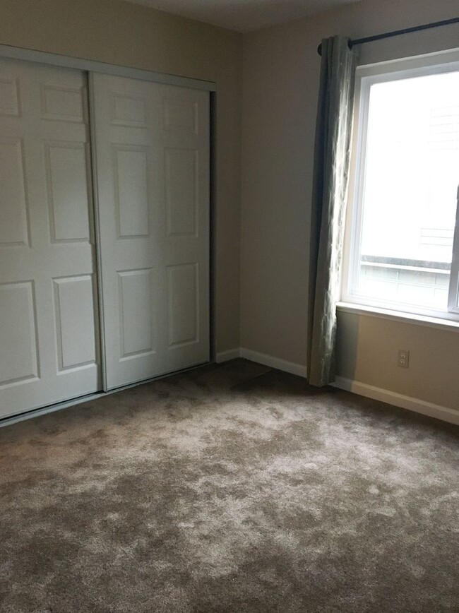 Building Photo - Charming 2 Bed 2 Bath Condo in Downtown Sa...