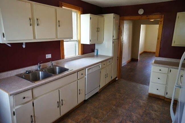 Building Photo - AVAILABLE JUNE- Gorgeous 4 Bed, 1 Bathroom Hillside Home!