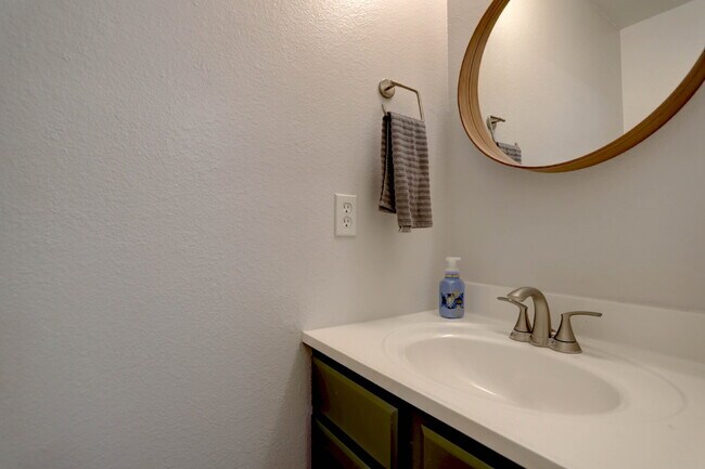 Building Photo - Wonderful 2 Bed 2 Bath Townhouse with Fireplace + Community Pool
