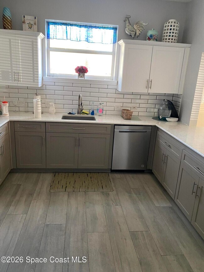 Building Photo - 8951 Lake Dr