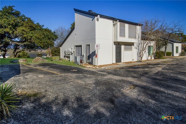 Building Photo - 1101 Parkview Dr