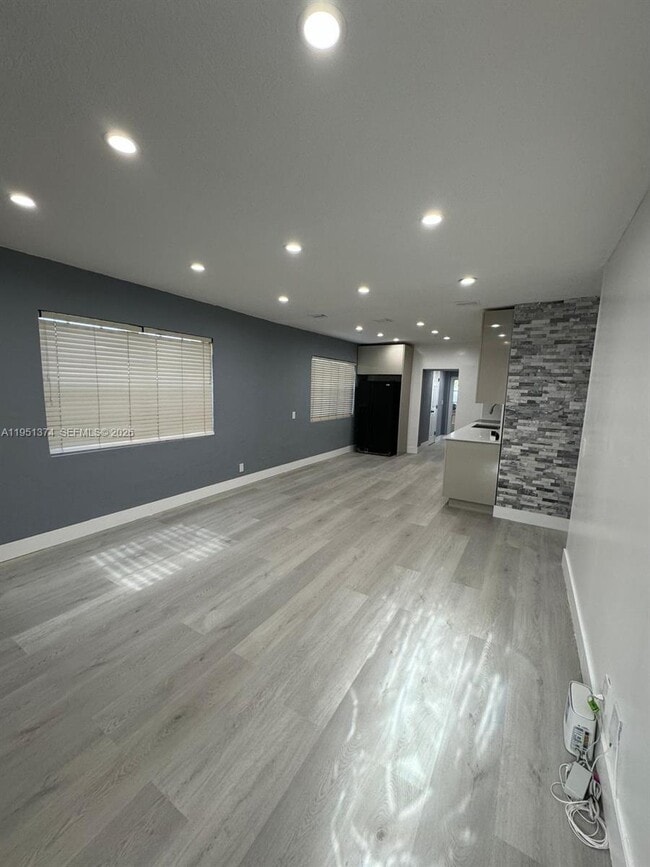 Building Photo - 635 N 28th Ave